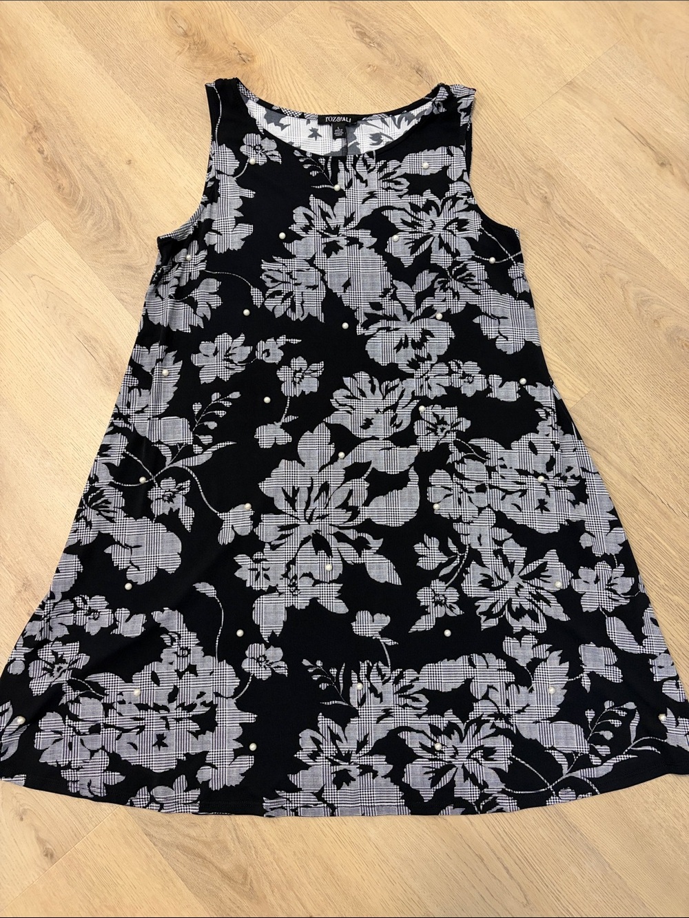 Roz & ALI Black & White Floral Sleeveless A-Line midi Dress with pearls